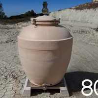 Ánfora Sirio 800 L montada en un soporte de roble, con cierre rápido de acero inoxidable y burbuja de vidrio.