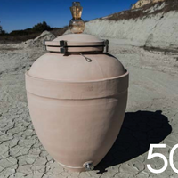 Ánfora Sirio 500 L colocada sobre suelo agrietado, mostrando su válvula inferior de acero inoxidable y tapa de estaño.