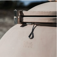 Detalle del sistema de cierre rápido con brida cuadrada de acero inoxidable, muelle y logo “Sirio Anfore” en la cerámica.