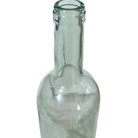 Primer plano del cuello de la botella Burdeos de 750 ml, mostrando la boca estándar compatible con corcho para vino blanco.