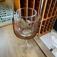 La copa insertada y sostenida firmemente por el accesorio.