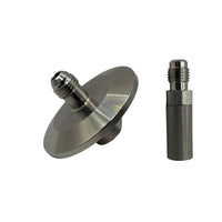 Mano sujetando la piedra de carbonatación TriClamp para mostrar su tamaño.