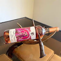 Detalle de Soporte para botellas tipo cuerno de venado de resina para embotellado de vino
