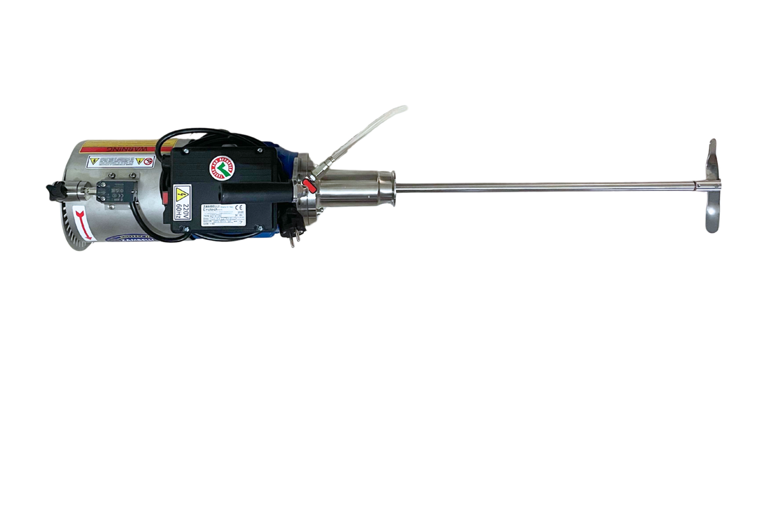 Imagen del agitador que muestra el motor eléctrico de 0.55 kW y su montaje compacto sobre la conexión Tri-Clamp, diseñado para fácil instalación y limpieza.