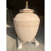 Ánfora de cerámica microporosa Sirio 900 L con tapa de estaño, burbuja de vidrio y soporte de roble.
