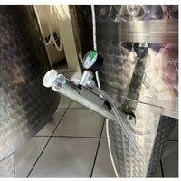 Bomba anclada a tanque con manómetro perpendicular - Hacer Vino