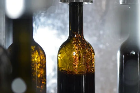 Llenar botella de vino en hacer vino