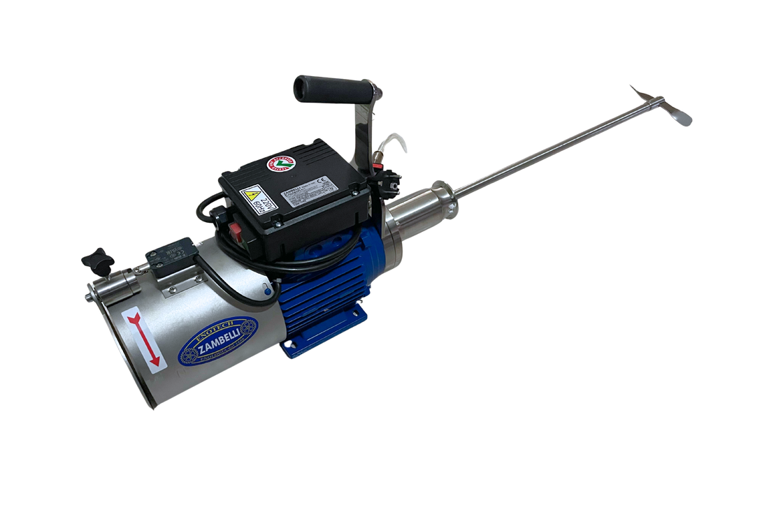 Vista general del agitador desmontable para tanque con conexión sanitaria Tri-Clamp de 2 pulgadas y motor monofásico de 220V, ideal para uso en industrias alimentarias o farmacéuticas.