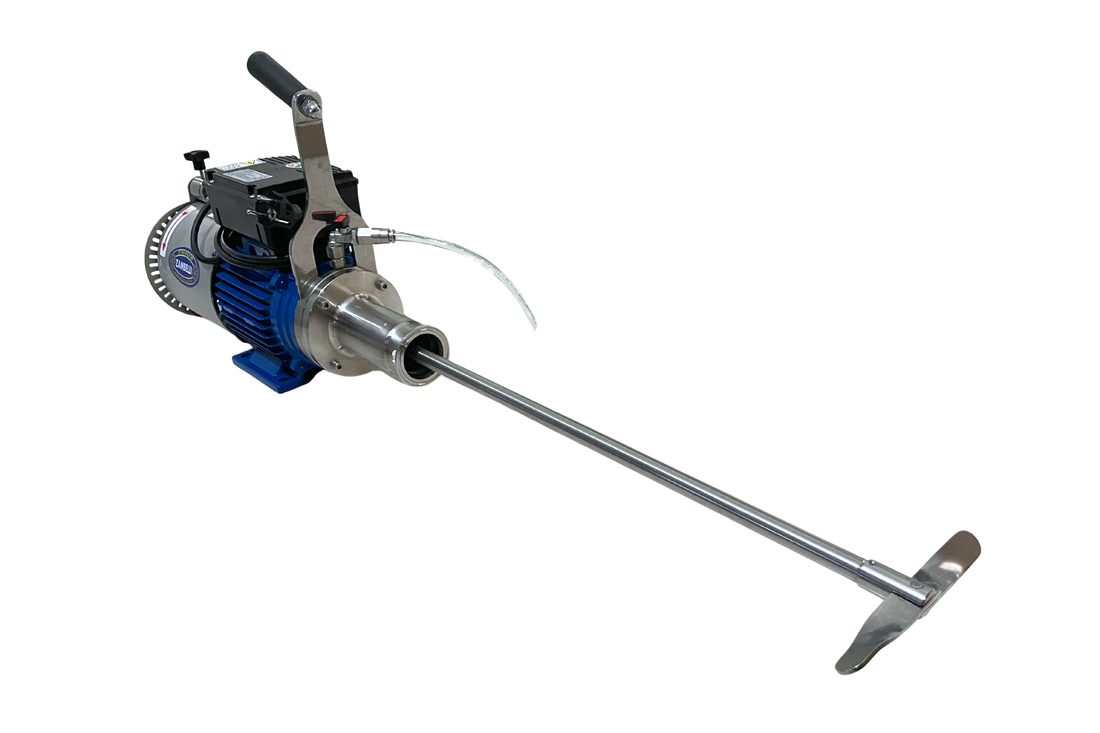 Vista general del agitador sanitario tomada en ángulo, mostrando tanto el motor de 0.55 kW como la conexión Tri-Clamp de 2 pulgadas, ideal para procesos de mezcla en tanques industriales.