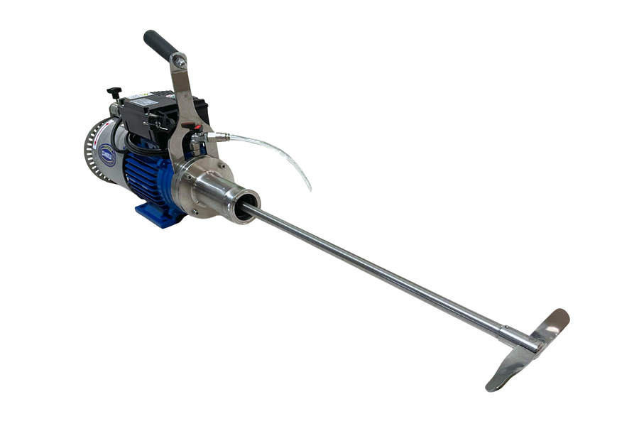 Vista general del agitador sanitario tomada en ángulo, mostrando tanto el motor de 0.55 kW como la conexión Tri-Clamp de 2 pulgadas, ideal para procesos de mezcla en tanques industriales.