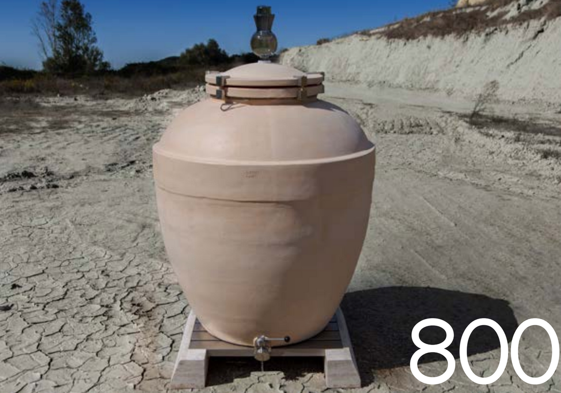 Ánfora Sirio 800 L montada en un soporte de roble, con cierre rápido de acero inoxidable y burbuja de vidrio.
