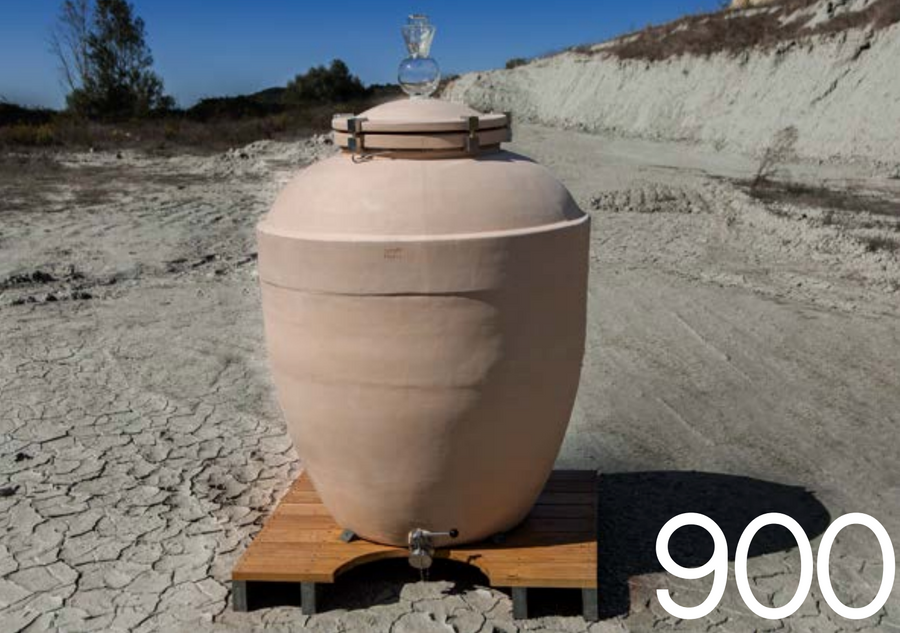 Ánfora Sirio 900 L sobre un palet de madera y acero inoxidable, con tapa de estaño y válvula de salida.
