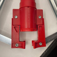 Botella de vino posicionada en la base de la encorchadora, lista para encorchar.