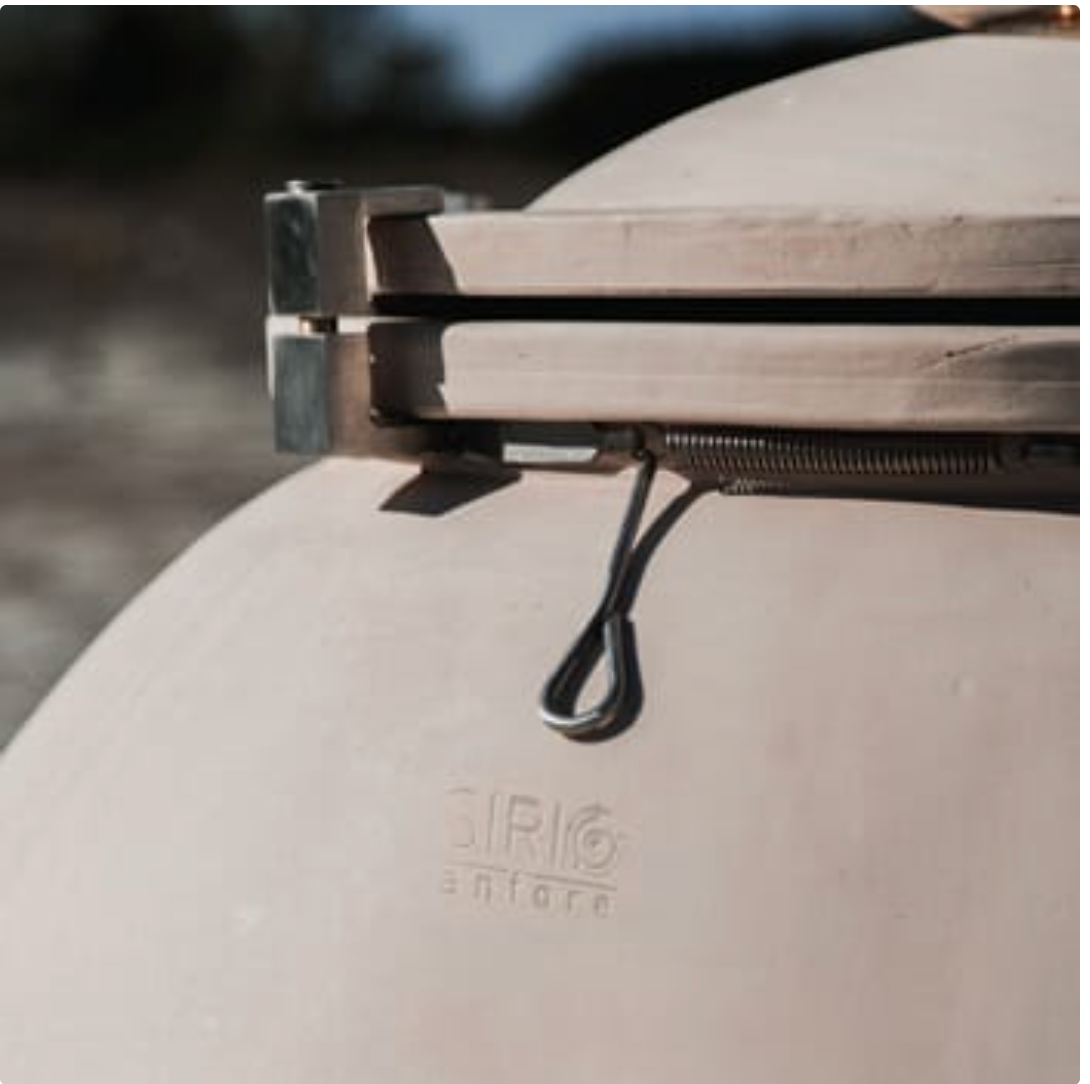 Detalle del sistema de cierre rápido con brida cuadrada de acero inoxidable, muelle y logo “Sirio Anfore” en la cerámica.