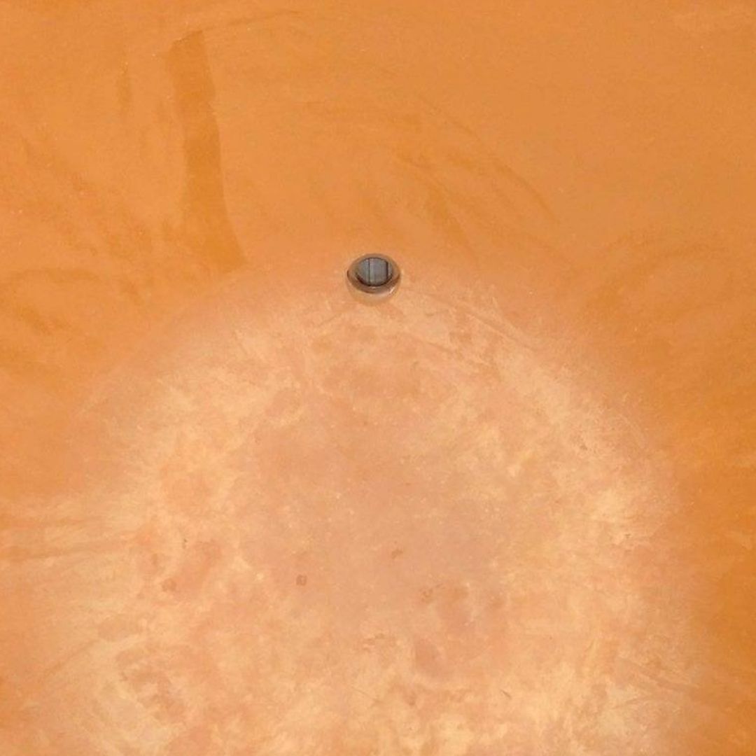 Detalle_de_la_base_fondo_del_anfora_ceramica_Sirio_para_vino_apoyo_y_estabilidad