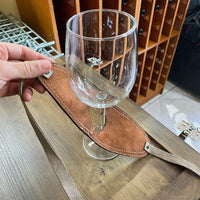 Fotografía que muestra la fijación del cuero alrededor de la base de la copa.