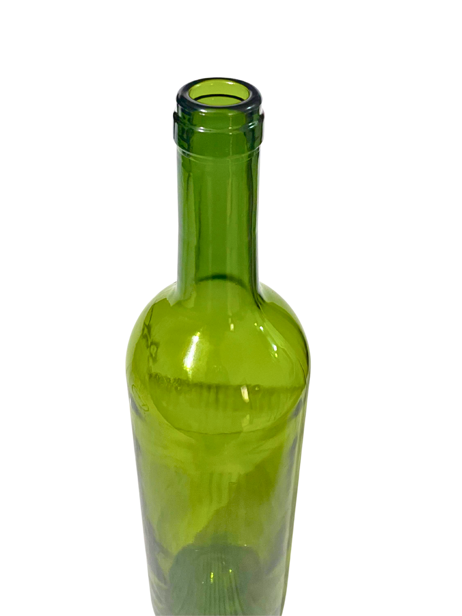 Primer plano del cuello y boca de la botella verde de 750 ml, con acabado compatible con corcho natural o sintético.