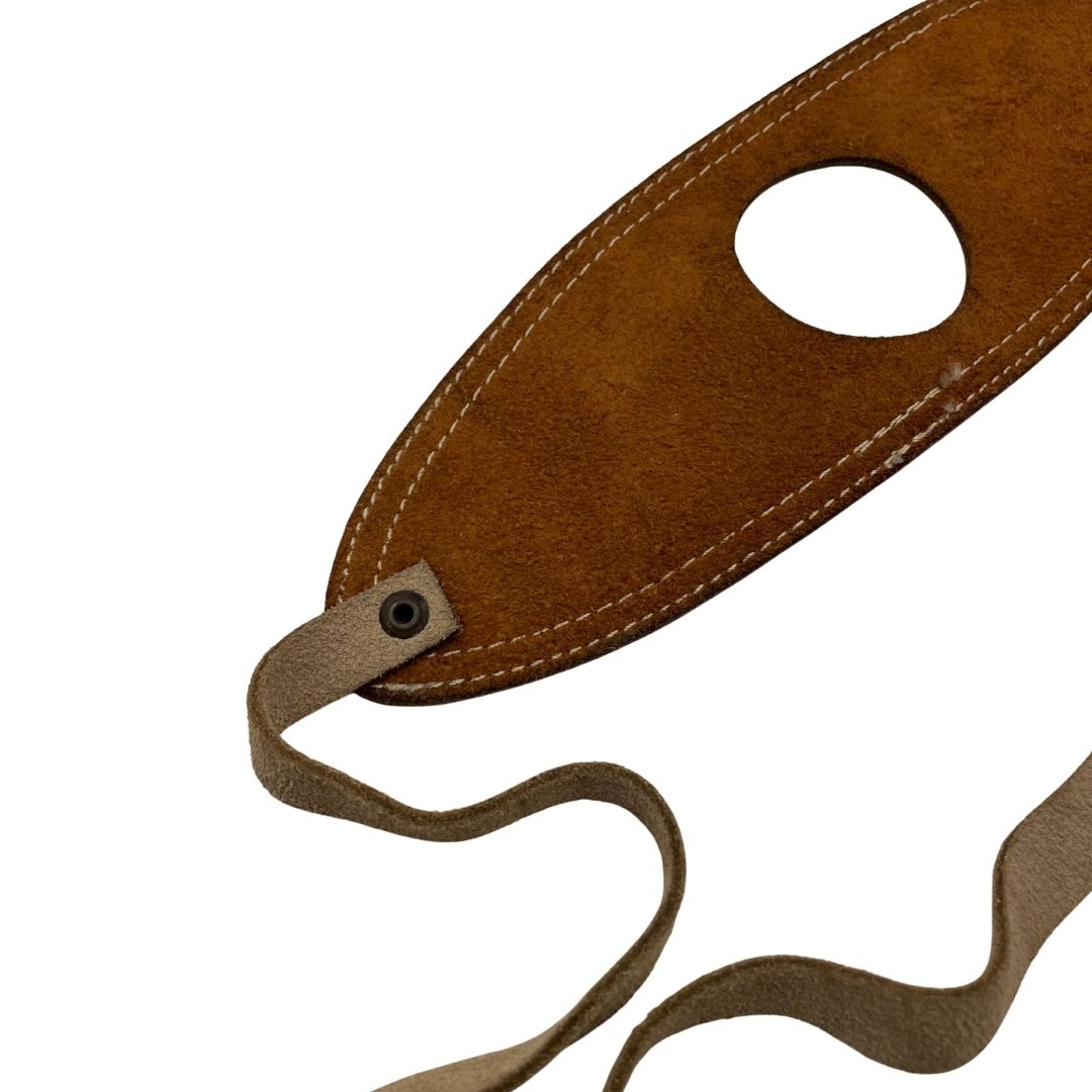 Detalle del porta copas de cuero artesanal
Vista cercana de las costuras y acabado en cuero.