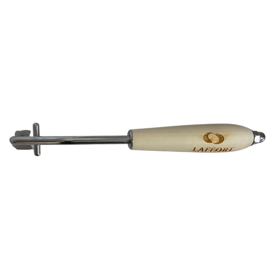 Llave profesional con mango de madera ergonómico.