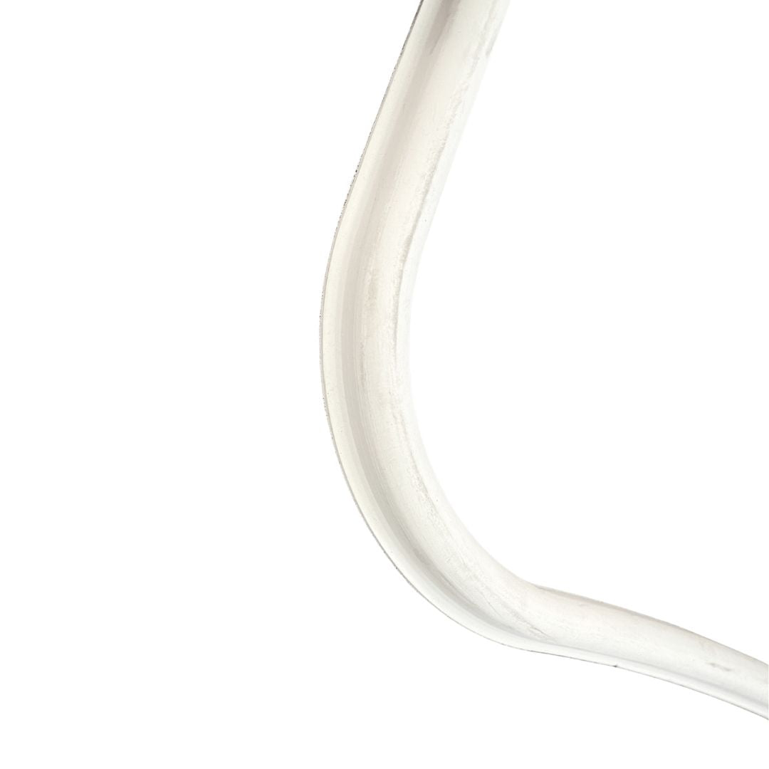 empaque Algor sobre mesa de trabajo en bodega vinícola