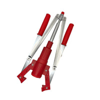 Encorchadora manual junto a botellas vacías y corchos sobre una mesa de embotellado.