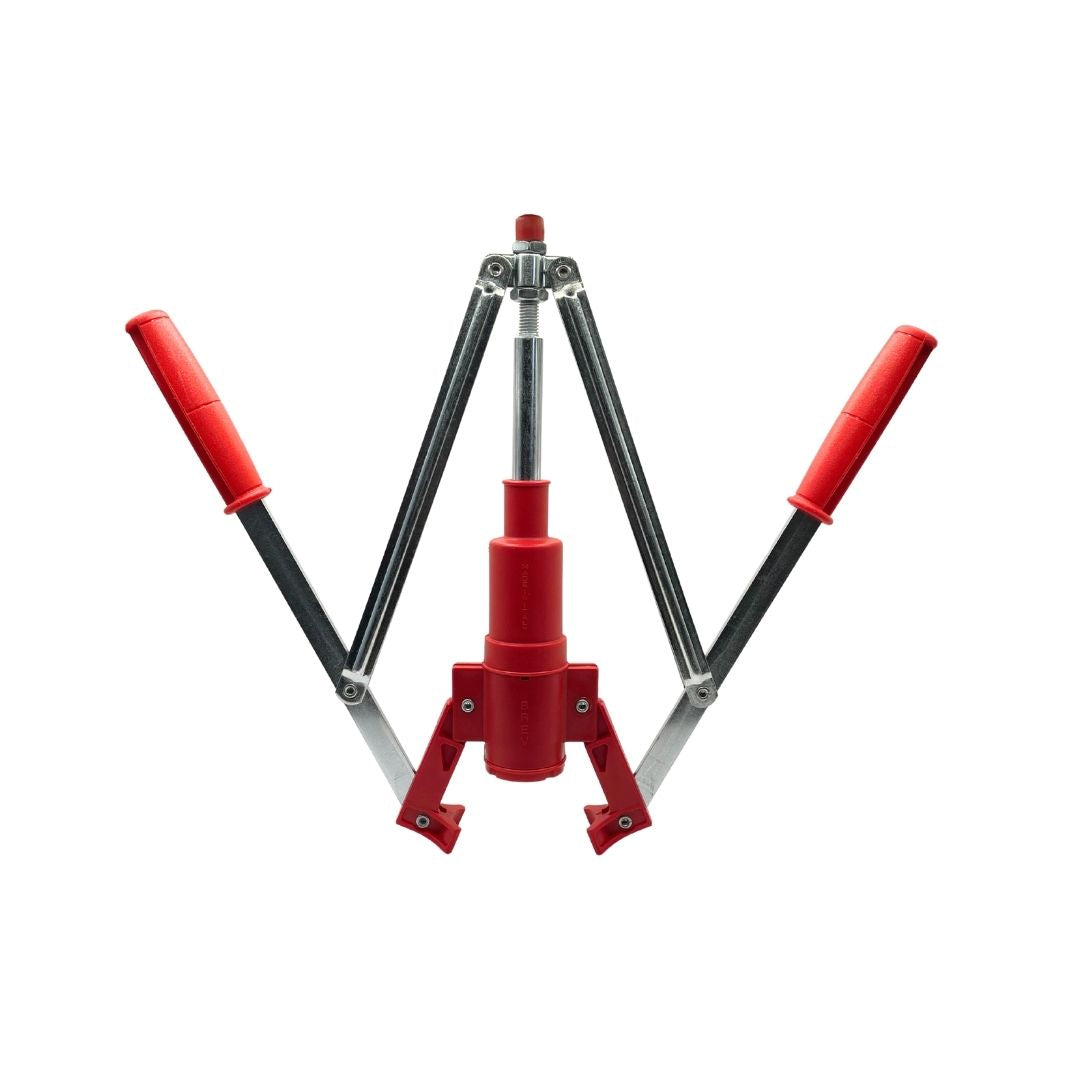 Encorchadora manual junto a botellas vacías y corchos sobre una mesa de embotellado 2