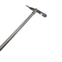 Imagen tomada desde arriba que muestra la hélice del agitador en detalle, fabricada en acero inoxidable para garantizar una mezcla uniforme y compatible con procesos sanitarios.