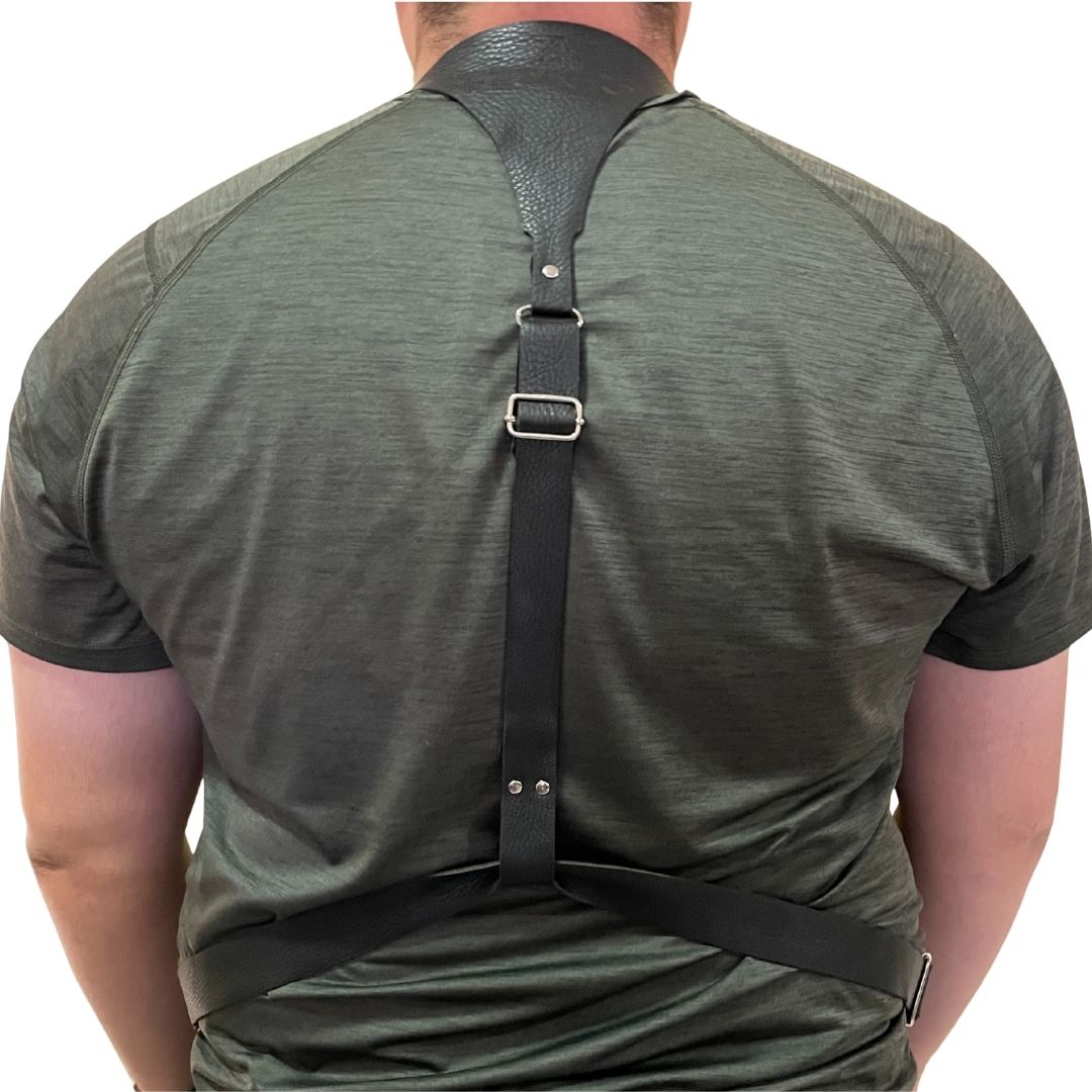 Mandil de cuero completo visto de frente, diseñado para servicio profesional de vino.