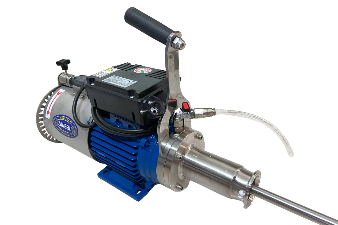 Motor eléctrico monofásico de 220V, destacando el diseño compacto y la carcasa protectora adecuada para ambientes industriales sanitarios.