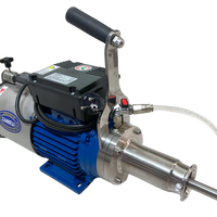 Motor eléctrico monofásico de 220V, destacando el diseño compacto y la carcasa protectora adecuada para ambientes industriales sanitarios.
