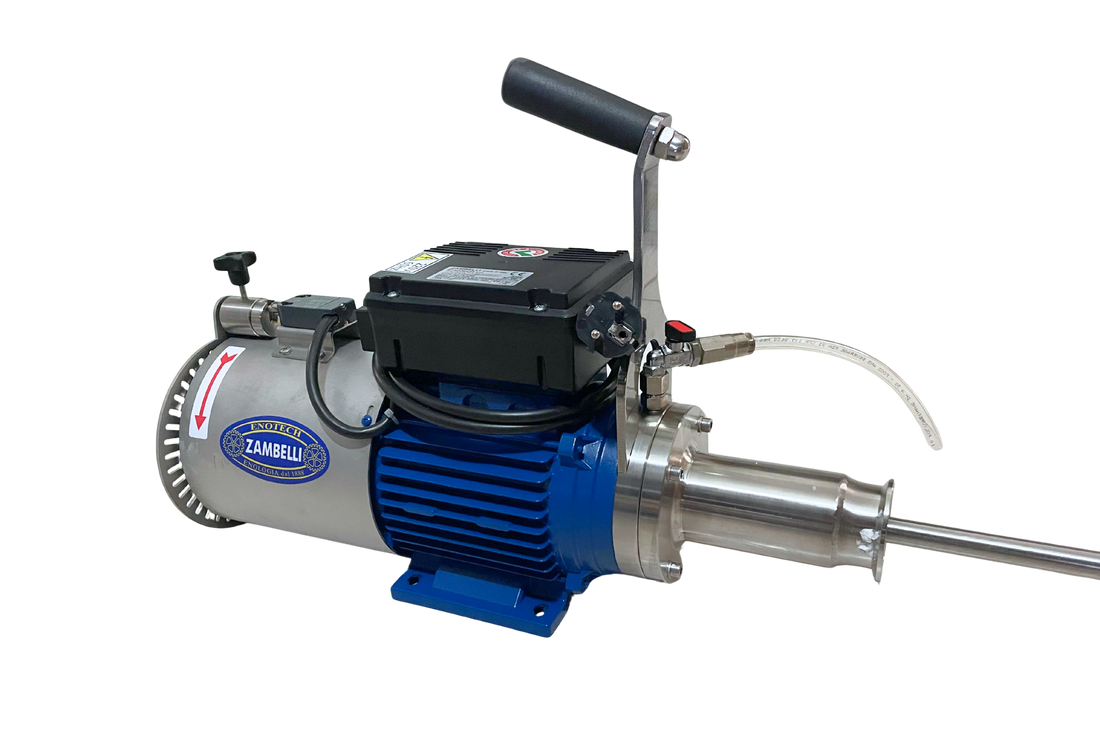 Motor eléctrico monofásico de 220V, destacando el diseño compacto y la carcasa protectora adecuada para ambientes industriales sanitarios.