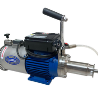 Motor eléctrico monofásico de 220V, destacando el diseño compacto y la carcasa protectora adecuada para ambientes industriales sanitarios.