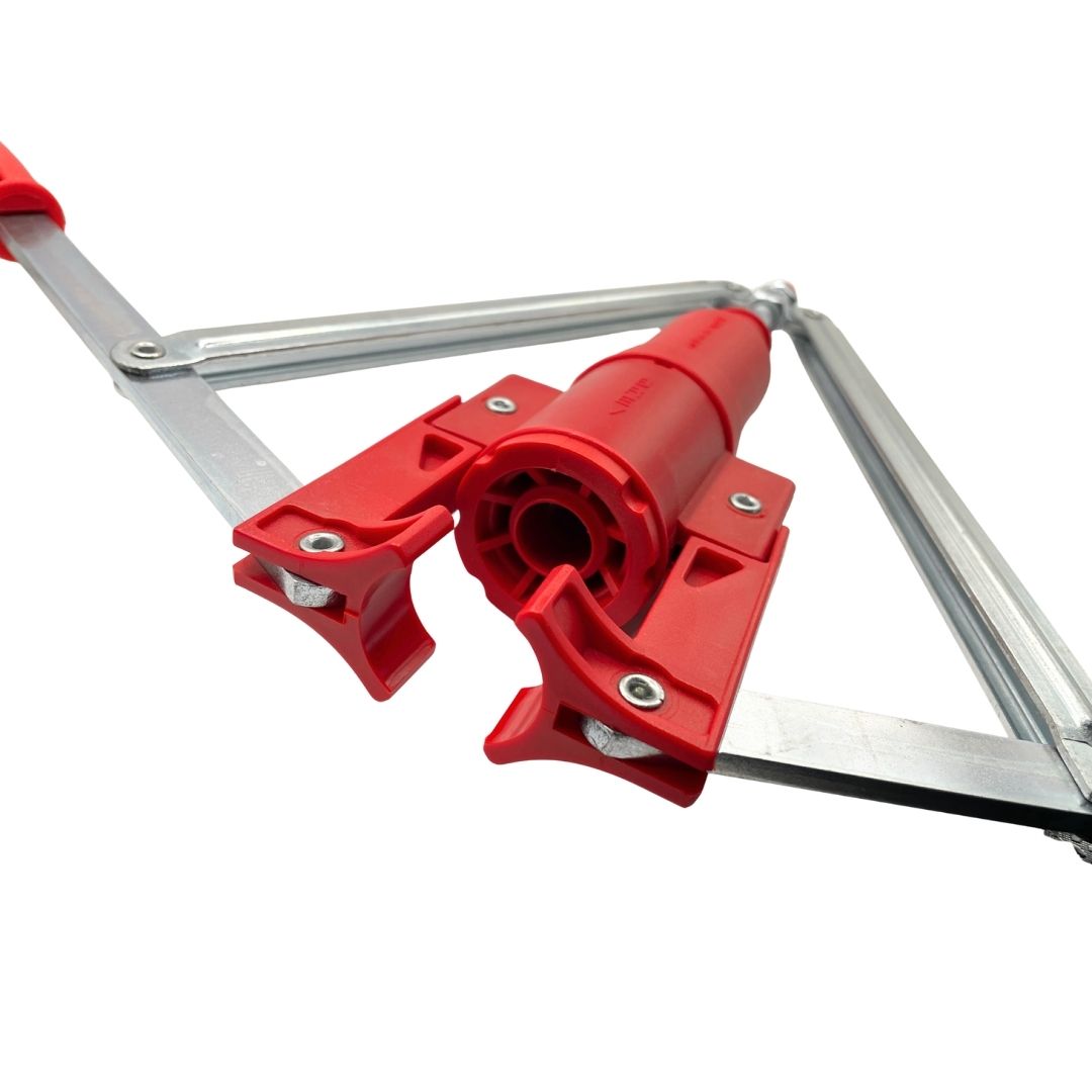 Persona accionando las dos palancas de la encorchadora manual sobre una botella.