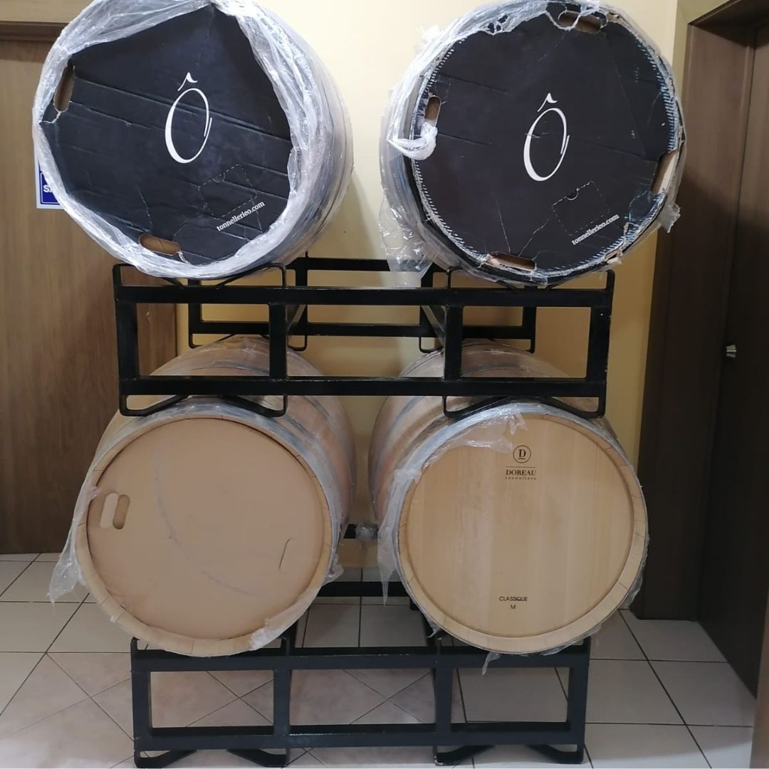 Detalle de Soporte Metálico Apilable para Barricas de Vino para crianza y afinado de vino