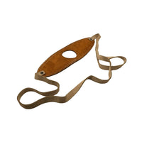 Porta copa de cuero visto de frente
Diseño minimalista para sostener una sola copa.