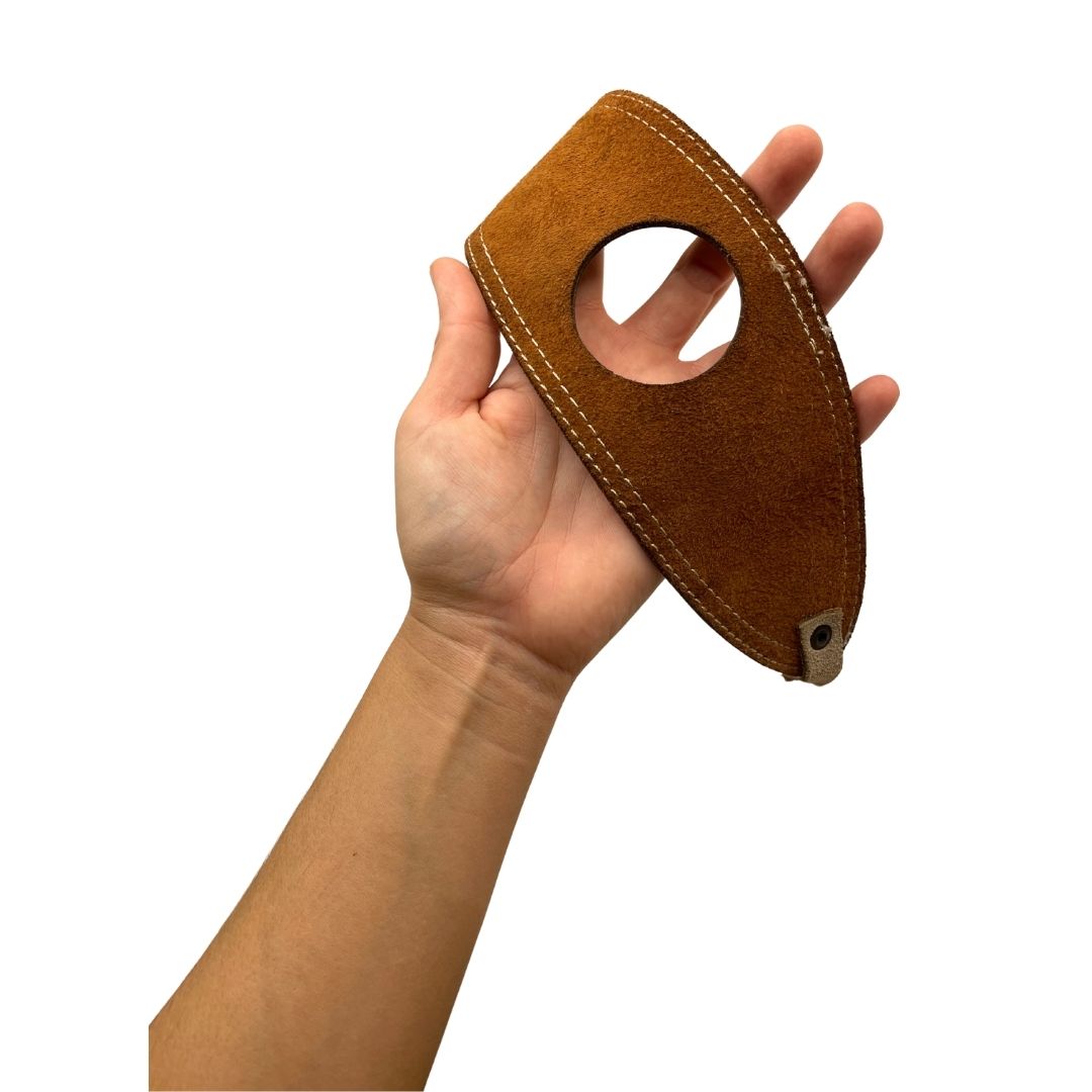 Porta copas de cuero sobre superficie neutra