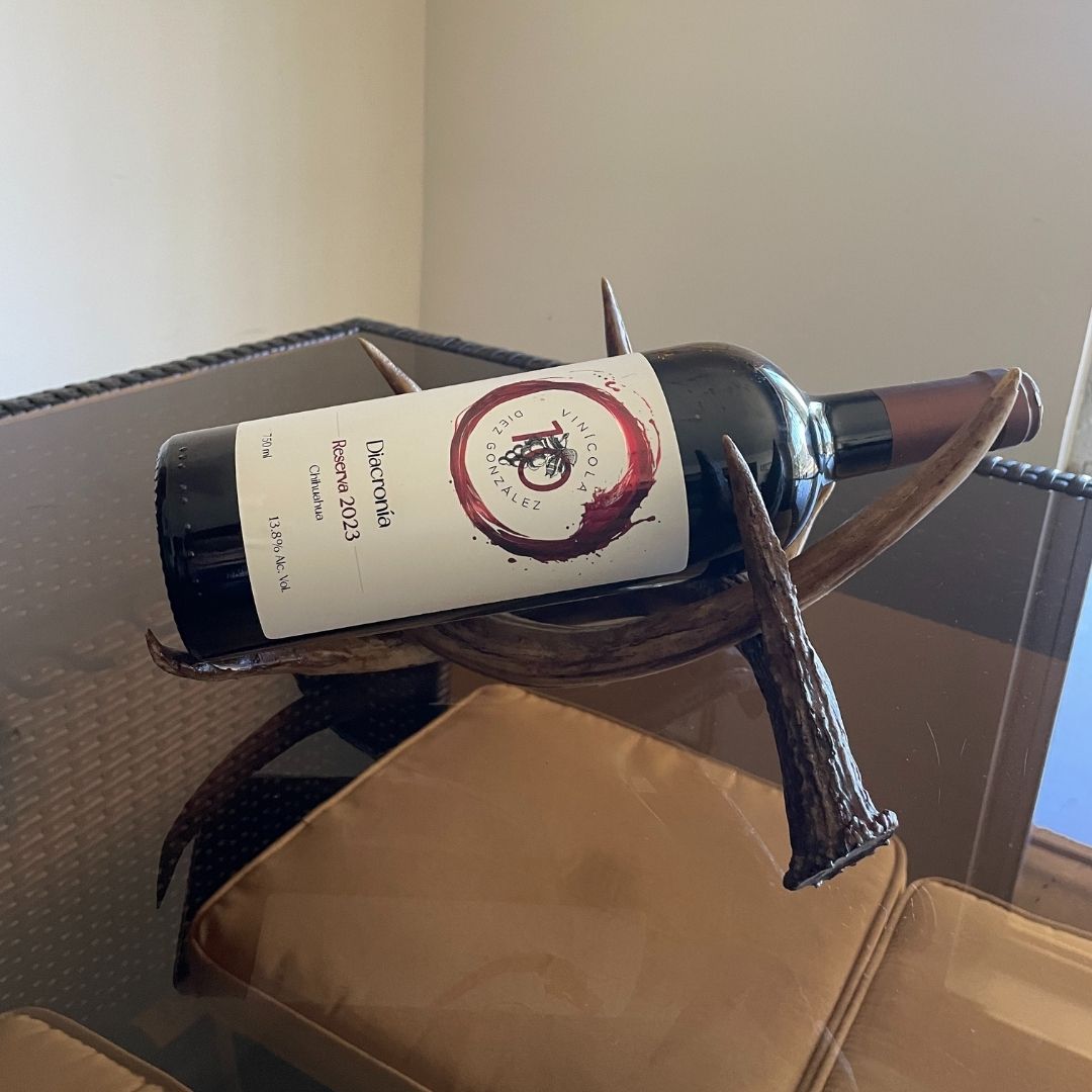 Detalle de Soporte para botellas tipo cuerno de venado de resina para embotellado de vino