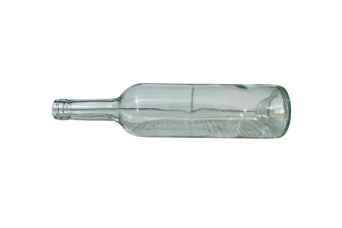 Perfil lateral de botella Burdeos de 750 ml en vidrio transparente, ideal para vinos blancos con presentación elegante y moderna.