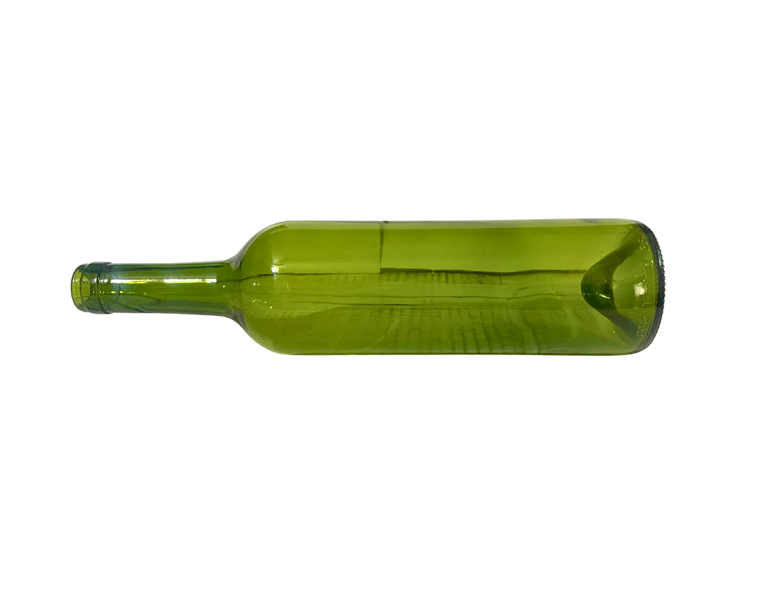 Perfil lateral de botella Burdeos 750 ml en vidrio verde oliva, mostrando diseño recto clásico para embotellado de vino artesanal o industrial.