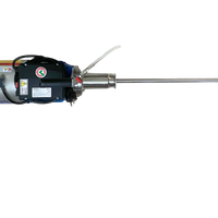 Imagen del agitador que muestra el motor eléctrico de 0.55 kW y su montaje compacto sobre la conexión Tri-Clamp, diseñado para fácil instalación y limpieza.