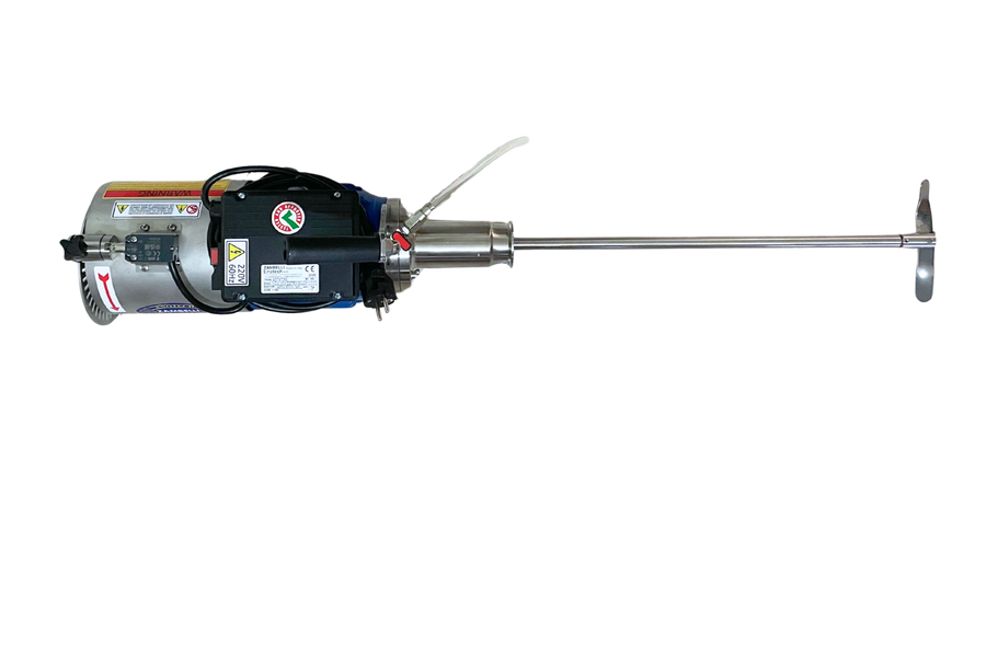 Imagen del agitador que muestra el motor eléctrico de 0.55 kW y su montaje compacto sobre la conexión Tri-Clamp, diseñado para fácil instalación y limpieza.