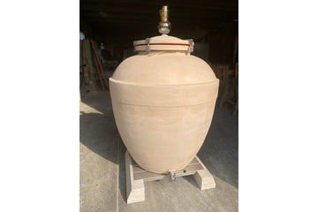 Ánfora de cerámica microporosa Sirio 900 L con tapa de estaño, burbuja de vidrio y soporte de roble.