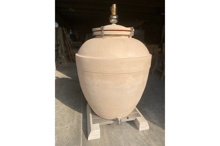 Ánfora de cerámica microporosa Sirio 900 L con tapa de estaño, burbuja de vidrio y soporte de roble.