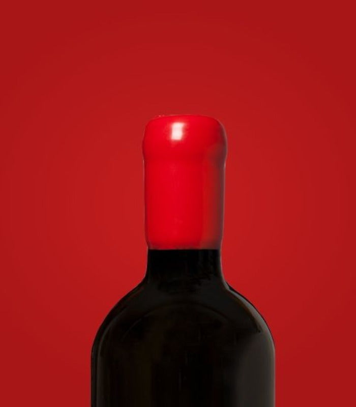 Botellas de vino selladas a mano con cera, botellas premium. Cera de  sellado de botellas que protege los tapones de la humedad excesiva  Fotografía de stock - Alamy